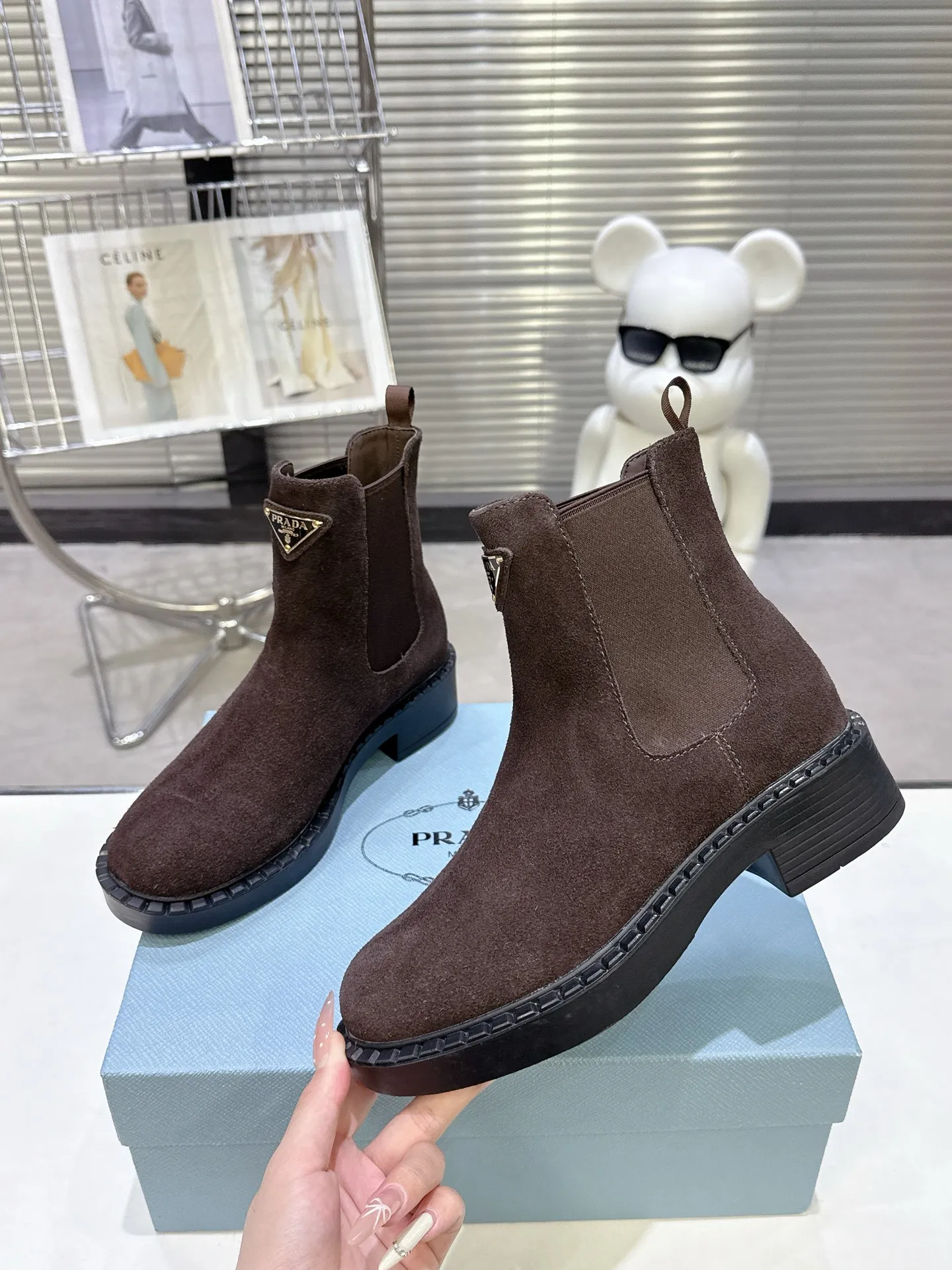 👟👟Ex-factory price 600👟👟 Prada thick-soled retro Martin boots. Elastic elastic, classic thick soles, with triangular buckle. Simple, elegant, fashionable and versatile. Fabric cowhide, open edge beaded cowhide. The lining is made of soft and delicate sheepskin, and the foot feels comfortable. The rubber mold is non-slip and lightweight. Original package sole. Standard size: 35-40. Order 41